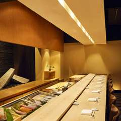 白木の一枚板の寿司カウンタ－