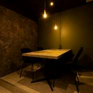 プライベートな雰囲気のなか、会話と食事を楽しめるテーブル席。ちょっと大人な女子会にも気兼ねなく利用できるお店です。全10～12席のため、少人数での貸し切りにも対応可能とのこと。