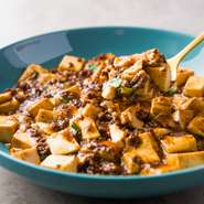 刺激的な辛さが苦手な方も考慮し、本格的でありながらもマイルドなテイストに纏め上げた逸品。中国から取り寄せた山椒や自家製のラー油でアレンジも可能。辛いモノ好きから苦手な方まで楽しめるメニューです。