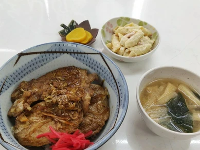 坂に勝つ丼（豚丼）