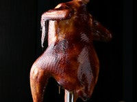熟練の技で魅せる焼きものの王道『沖縄久米島産赤鶏の丸焼き』