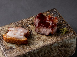 炭火の香りを纏った『沖縄キビまる豚のクリスピーポーク』