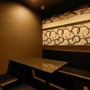 喧騒から逃れた銀座7丁目、ガラス張りの入口から足を踏み入れると、カウンターとテーブル席が並ぶカジュアルな空間が広がります。2階フロアは、個室をメインに設えた落ち着いた雰囲気。大切な人と訪れたい一軒です。