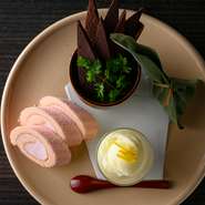 季節ごとに構成されるコース料理は、お店の味を堪能できる贅沢な内容です。厳選された食材を使用し、デザートには佐渡ヶ島の老舗和菓子店【しまや】の手づくり笹団子を。充足感に満ちた時間を共有できます。

