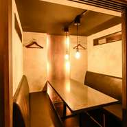 時には大人のデートはいかがでしょう。事前にお願いをすれば、デザートプレートとメッセージカードを作成してくれます。カードはオルゴールに入れて、とっておきの演出を。大切な日を祝う場面にも理想的です。