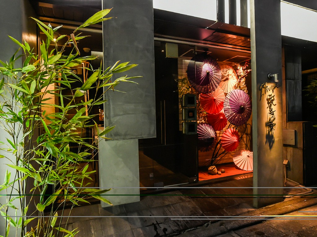 美食を前に笑みがこぼれる、幸せなひとときを