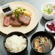 雪のエネルギーでお肉を熟成した【雪室熟成国産牛】を使用
雪室でゆっくりと熟成することにより、コクのある旨味を引き出します
噛めば噛むほど熟成した肉の味わいを感じられます
旨味・コク・肉感をお楽しみ下さい
