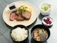 雪のエネルギーでお肉を熟成した【雪室熟成国産牛】を使用
雪室でゆっくりと熟成することにより、コクのある旨味を引き出します
噛めば噛むほど熟成した肉の味わいを感じられます
旨味・コク・肉感をお楽しみ下さい
