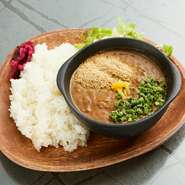 煮干しと削り鰹の出汁 １０種類の根菜胡麻と柚子を
アクセントにしたカレーです