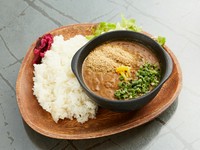 煮干しと削り鰹の出汁 １０種類の根菜胡麻と柚子を
アクセントにしたカレーです