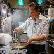 季節ごとに構成を変えて楽しませてくれる、コース料理。取り分けがしやすいように一人一皿ずつ提供するなど、細やかな心遣いにも注力されています。