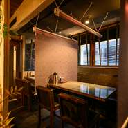 都会の喧騒を逃れた隠れ家のような空間が魅力。1階フロアはカウンターやテーブル席でカジュアルに、2階フロアには少人数から団体まで利用ができる完全個室や半個室を配置。日常のワンシーンを彩ってくれる一軒です。