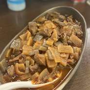 ままんち特製すじ煮込みは、お醤油で煮込むのではなくヤンニンというキムチ用唐辛子を主原料に、特製醸造こうじと各種の香辛料をバランスよくブレンドしたオリジナル調味料で煮込んでいます。