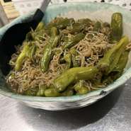 当店定番のおすすめししとう炊いたん。ししとうが苦手な方でも食べていただける一品。