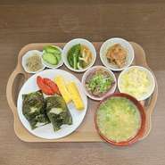 ランチ限定メニューです
おにぎり2つに塩で巻いた卵焼きとウインナー日替わりおばんざい4つ
の小鉢付き🍀*゜