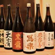 定番の日本酒から、、プレミアムな一本まで仕入れています。そのため、店主に日本酒の銘柄を確認しながら選んでいくのもオツなもの。普段飲む酒とは異なる、好みの味に出合えそうです。