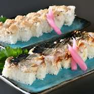 鯖は、一晩柚子を効かせたタレに漬け込むのがポイント。穴子は、ふっくら柔らかく焼き上げることが大切。どちらもシャリとのバランスを考えながらつくられています。