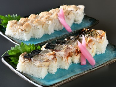 さっぱりと食べやすく、つまみにも〆にもぴったり『焼き鯖押し寿司』『穴子押し寿司』