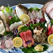 朝獲れされた魚介に限定し、信頼できる業者の方から仕入れています。時間が許せば、金沢市中央卸売市場に出向いて自ら吟味することも。新鮮で旬の魚にこだわります。