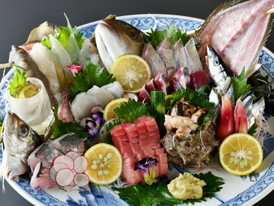 ピンとカドが立つような、新鮮な魚介類にこだわり仕入れる『本日の鮮魚盛り合わせ（6～7種盛り）』