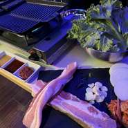 極厚なので食べ応え抜群！3種の特製タレ、4種の薬味が付いてきて味の変化も楽しめます。極厚肉をサンチュで巻いてお召し上がり下さい。