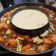 こだわった野菜、肉を濃厚チーズで絡めて食べる一品。辛すぎず甘すぎない程よい辛さがやみつきです！