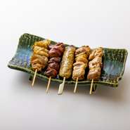 炭火で焼きたての串を盛り合わせでご提供します。たれ、塩お選びいただけます。