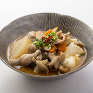 辛味噌仕立てのモツ煮込みは、寒い季節の大人気メニュー。お好みで一味、七味をかけて。