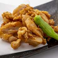 肉付きのやげん軟骨をからりと揚げて。コリコリした食感と塩気ある唐揚げがくせになります。