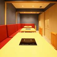 オープンしたばかりの店内は、木の温もりを感じる広々とした空間になっていて、すべて個室使用。仕切りを外せば最大20名までの集いも可能です。女子会やご家族での会食、また仕事の宴会とさまざまなシーンに。
