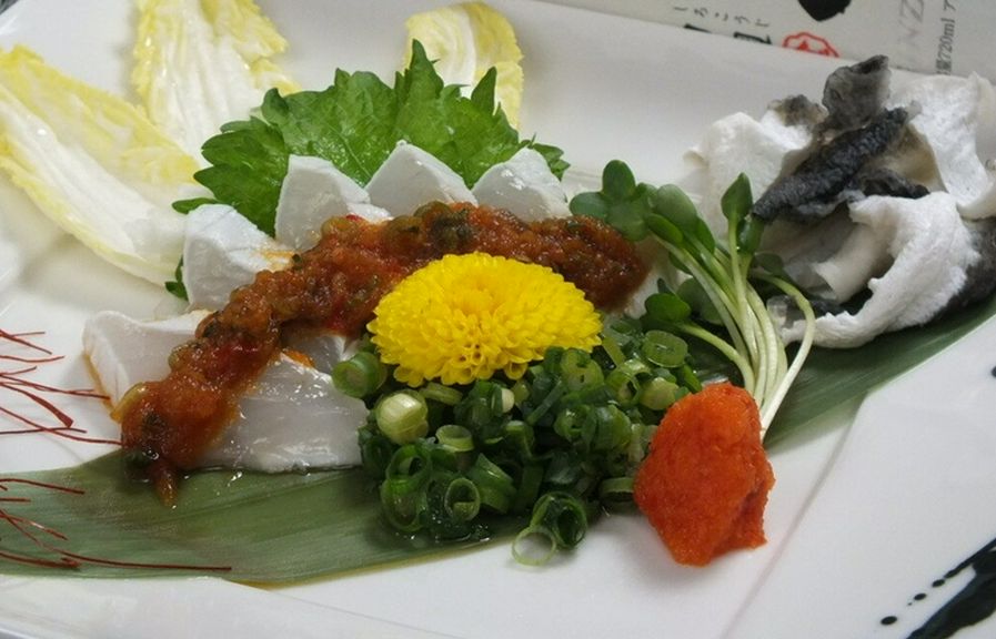 ピリ辛のタレで、ダイナミックに味わう『ぶつ刺身』