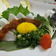 一般的な『てっさ』より、4倍ほどの厚みを持たせた『ぶつ刺』。太く厚く切ったふぐは、その食べ応えはもちろん、弾力・歯ごたえ・旨みが、たまらないおいしさです。食通もうなる人気の味わい。