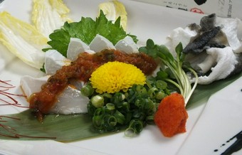 ピリ辛のタレで、ダイナミックに味わう『ぶつ刺身』