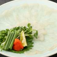 ふぐの中でも特に、最高級と称賛される「とらふぐ」を、鮮度や大きさにこだわり入荷しています。長崎や熊本から直送される「活とらふぐ」を、鮮度そのままに「生け簀」に。食べる直前に水揚げし、〆ています。