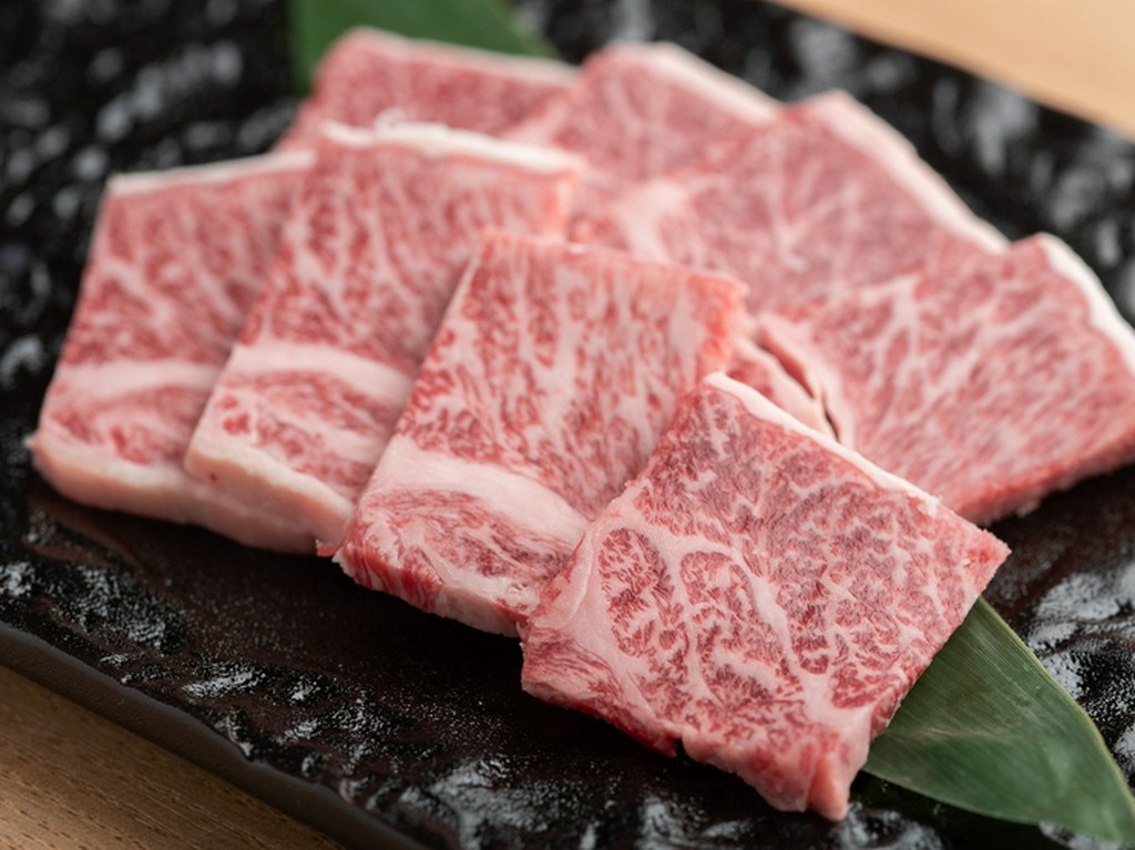 「くまもとあか牛」に厳選黒毛和牛。上質素材で気軽に焼肉