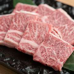 「くまもとあか牛」に厳選黒毛和牛。上質素材で気軽に焼肉