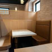 白木を基調とした店内は全34席。木の温もりが和みを演出してくれます。周囲の視線を気にせず焼肉を楽しめるよう、各テーブルは半個室風のデザインとなっており、2名用から6名用と幅広いシーンに対応可能です。