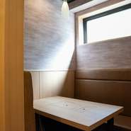 対面せずとも交流ができる社会の中でも、大切にしたい友人との輪。友人とのかけがえのないひとときにも最適な一軒。視線を気にせず食事ができる半個室空間で、ここだけの会話を繰り広げてみませんか。