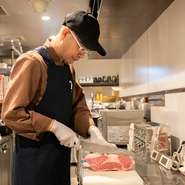 家族連れを中心に幅広い世代が訪れる【わ牛焼肉 おやっとさぁ】。若いスタッフも多く活躍しており、お店自体もオープンな印象。リラックスして食をお楽しみいただくため、親近感のある接客を意識しているとのこと。