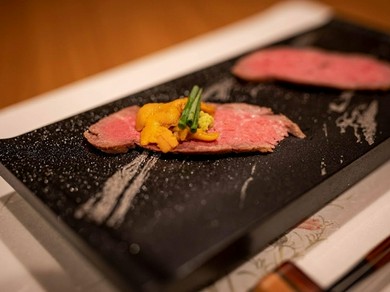 A5ランク 黒毛和牛のローストビーフ ウニ乗せ