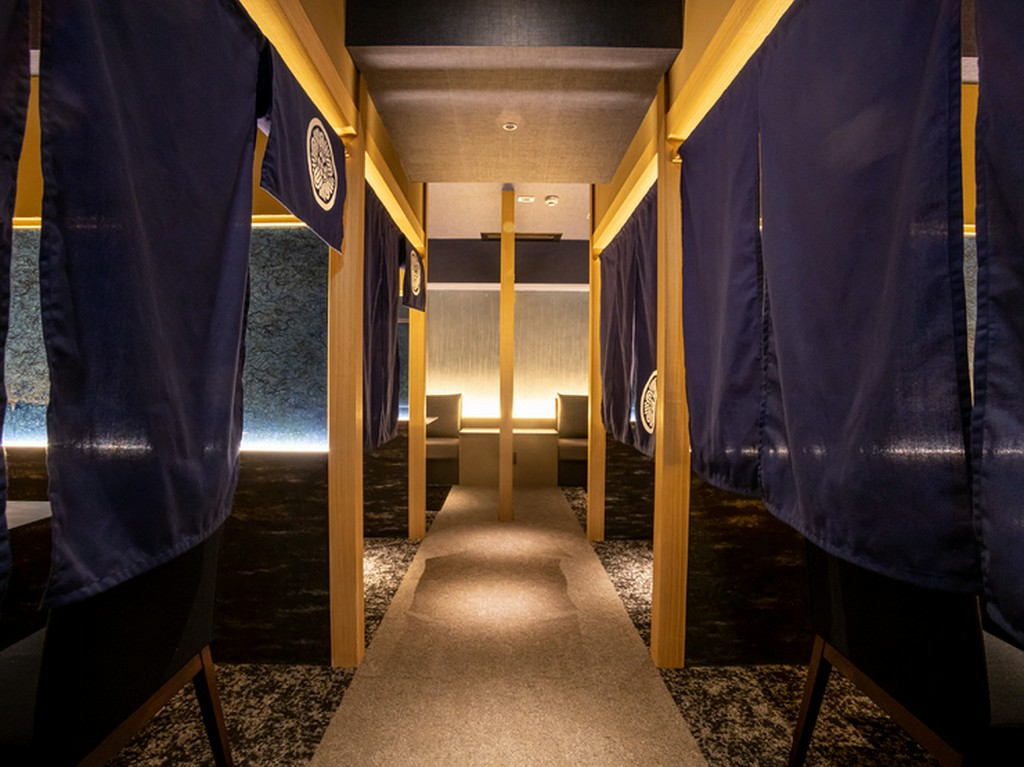 夜のひとときをゆったり楽しめる。高級感ある蕎麦ダイニング