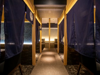 夜のひとときをゆったり楽しめる。高級感ある蕎麦ダイニング