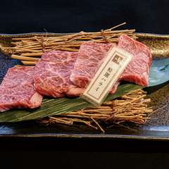 ダイヤモンドカットが施された肉塊の美しさも魅力『ドラゴンカルビ』