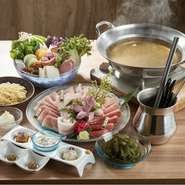 当店自慢のしゃぶしゃぶをお楽しみ頂けるのはコース料理のみとなっております。山原島豚アグーは臭みがなく、甘みのある脂と柔らかさが特長。金武アグー本来の旨味をさらに引き出す3種類の薬味でお楽しみください。