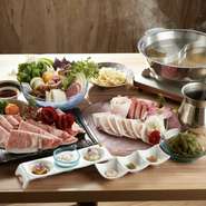 超一級ブランド山城牛サーロインしゃぶしゃぶは『石垣県産シークヮーサー胡椒』『屋我地島の塩』『玉那覇味噌』の3種の薬味で。
〆の純血統100%金武アグーの出汁で作り上げる沖縄そばは極上です。