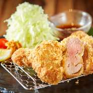 琉球在来豚にルーツを持つ純血統種100％の「金武アグー」を使用。溢れる肉汁がたまりません。