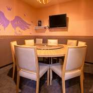 4名から最大10名まで入室できる個室が用意されています。暖色系で彩られた個室は気分も明るくなれそう。天使の羽をバックに写真を撮るのもOK。個室なので自由に過ごせます。