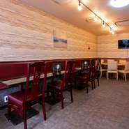 清潔で柔らかな照明は料理を引き立たせ、食がどんどん進みます。壁面には山水画が掛けられており、ゆったりとした空間を演出。どの料理も彩り良く、酒食に華を添えています。