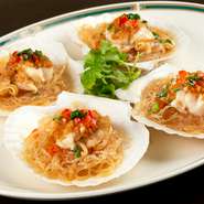 帆立の殻に春雨を乗せ、その上に一口サイズにカットしたホタテをトッピング。最後は、ニンニクソースをかけて蒸しあげています。プリプリの帆立と柔らかな春雨、ニンニクの香りで食欲をそそられる一品。