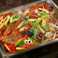 魚は、その大きさから吟味。まずは香ばしく焼き上げ、コクのある辛いスープで野菜と一緒に煮込みます。3～4人前はありますが、さらに野菜の追加も可能。〆には麺を入れてスープと共に最後までいただきます。